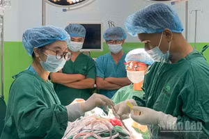 Các bác sĩ Bệnh viện Đa khoa Sài Gòn Tam Kỳ phối hợp bác sĩ chuyên gia tuyến trên từ Thành phố Hồ Chí Minh thực hiện phẫu thuật vi phẫu cho các bệnh nhân.
