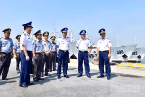 Thiếu tướng Trần Văn Lượng, Phó Tư lệnh, Tham mưu trưởng Cảnh sát biển Việt Nam kiểm tra khu neo đậu tàu thuyền của Vùng Cảnh sát biển 2.