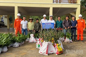 Công ty Thủy điện Sông Tranh tài trợ 162.500.000 đồng để Ủy ban nhân dân xã Trà Đốc triển khai hỗ trợ sinh kế cho các hộ nghèo trên địa bàn.