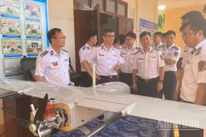 Các đại biểu tham quan phương tiện không người lái (UAV). (Ảnh: Vùng Cảnh sát biển 2)