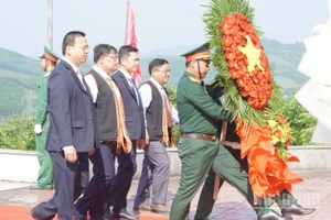 Dâng hoa kỷ niệm 55 năm Chiến thắng Đồn Xã Đốc tại Di tích lịch sử Chiến thắng Đồn Xã Đốc.