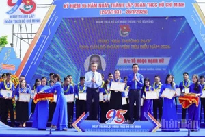 Ban Thường vụ Thành đoàn Đà Nẵng tuyên dương và trao Giải thưởng 26/3 cho 57 cán bộ Đoàn tiêu biểu trên địa bàn thành phố.