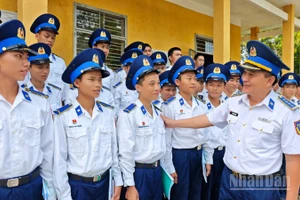 Đại tá Trương Bá Long, Phó Tư lệnh, Tham mưu trưởng Bộ Tư lệnh Vùng Cảnh sát biển 2 gặp gỡ, động viên chiến sĩ mới năm 2026.