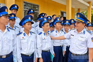 Đại tá Trương Bá Long, Phó Tư lệnh, Tham mưu trưởng Bộ Tư lệnh Vùng Cảnh sát biển 2 gặp gỡ, động viên chiến sĩ mới năm 2026.