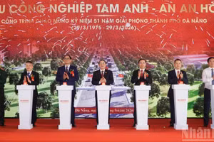 Các đại biểu bấm nút khởi công Dự án Đầu tư xây dựng và Khu công nghiệp Tam Anh-An An Hòa.