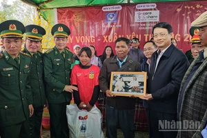 Phó Bí thư Thành ủy Đà Nẵng Ngô Xuân Thắng tham gia Chương trình “Xuân Biên phòng-Ấm lòng dân bản” tại xã Hùng Sơn.