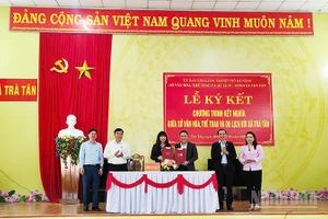 Đại diện Sở Văn hóa, Thể thao và Du lịch thành phố Đà Nẵng và Ủy ban nhân dân xã Trà Tân ký kết Chương trình kết nghĩa, hợp tác.
