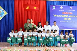 Trao quà, học bổng cho học sinh nghèo vượt khó vươn lên trong học tập tại xã Trà Vân.