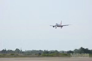 Máy bay hãng Vietjet Air hạ cánh xuống sân bay Chu Lai.