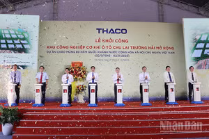 Các đại biểu bấm nút khởi công.