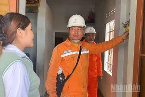 EVNCPC xác định rõ tinh thần “không để người dân chờ điện khi nhà đã được khôi phục”.
