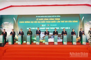 Phó Chủ tịch Quốc hội Nguyễn Đức Hải cùng các đại biểu bấm nút khởi công Dự án.