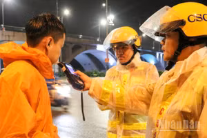 Cảnh sát giao thông thành phố Đà Nẵng tuần tra xuyên đêm bảo đảm an toàn giao thông.
