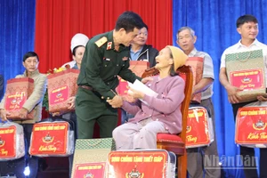 Thiếu tướng Hoàng Văn Lợi, Chính ủy Binh chủng Tăng thiết giáp thăm hỏi mẹ Việt Nam Anh hùng.