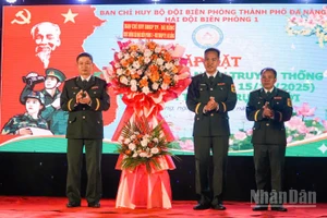 Lãnh đạo Ban Chỉ huy Bộ đội Biên phòng thành phố Đà Nẵng tặng hoa chúc mừng 50 năm ngày truyền thống Hải đội Biên phòng 1.