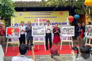 Các đại biểu khai mạc Triển lãm ảnh nghệ thuật “Đất và Người Đà Nẵng”.