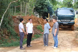 Lãnh đạo xã miền núi Sơn Cẩm Hà kiểm tra tiến độ thực hiện mở rộng, nâng cấp tuyến đường giao thông trên địa bàn.