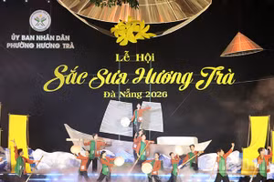 Chương trình nghệ thuật “Hương Trà - Khúc giao hòa hương sắc” tại đêm bế mạc lễ hội.