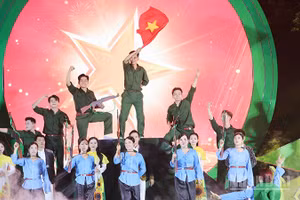 Những tiết mục nghệ thuật được dàn dựng công phu, đặc sắc, giàu cảm xúc, tái hiện những trang sử hào hùng của dân tộc, đồng thời tôn vinh vẻ đẹp quê hương.