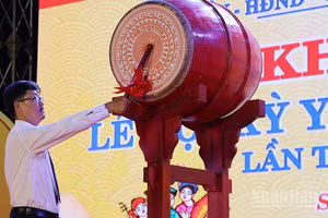 Lãnh đạo xã Sơn Cẩm Hà gióng trống khai hội Lễ hội Kỳ Yên xã Sơn Cẩm Hà lần thứ III năm 2026.