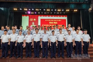 Học viên lớp bồi dưỡng tiếng Trung Quốc năm 2026 chụp ảnh lưu niệm cùng Thủ trưởng Vùng Cảnh sát biển 2.