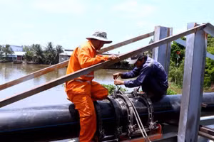 Bảo trì đường ống dẫn nước để cung cấp nước sạch cho người dân tại Cần Thơ.