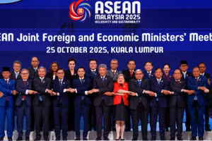 Các đại biểu dự Hội nghị chung giữa Bộ trưởng Ngoại giao và Bộ trưởng Kinh tế ASEAN chụp ảnh chung. (Ảnh: Bộ Ngoại giao)