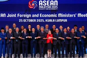 Các đại biểu dự Hội nghị chung giữa Bộ trưởng Ngoại giao và Bộ trưởng Kinh tế ASEAN chụp ảnh chung. (Ảnh: Bộ Ngoại giao)