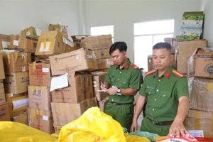 Công an Cần Thơ tạm giữ thực phẩm chức năng, thuốc đông y thành phẩm không có nguồn gốc xuất xứ.