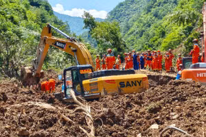 Hiện trường vụ lở đất tại tỉnh Cam Túc, Trung Quốc, ngày 7/7/2026. (Ảnh: THX/TTXVN)