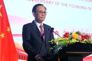 Đồng chí Lê Hoài Trung, Bí thư Trung ương Đảng, Quyền Bộ trưởng Ngoại giao phát biểu tại tiệc chiêu đãi. (Ảnh: TTXVN)