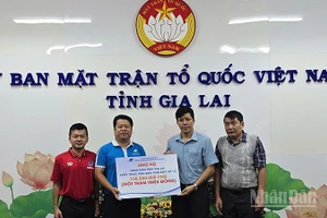Đại diện Trường đại học Mở Thành phố Hồ Chí Minh trao bảng ủng hộ 100 triệu đồng tỉnh Gia Lai.