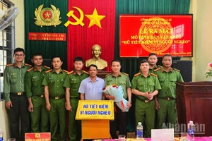Lãnh đạo xã Ia Rsai chúc mừng Công an xã Rsai ra mắt mô hình "Hũ tiết kiệm vì người nghèo".