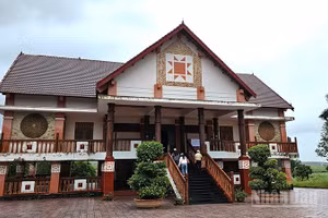 Nhà lưu niệm Anh hùng Núp, một trong những điểm tham quan khi đến làng kháng chiến Stơr.