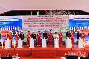 Các đại biểu nhấn nút khởi công dự án.