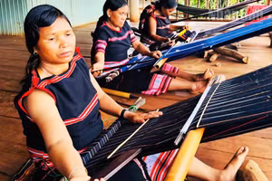 Từ nghề truyền thống, dệt thổ cẩm của đồng bào Jrai đang trở thành sản phẩm du lịch độc đáo