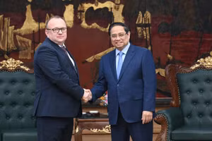 Thủ tướng Chính phủ Phạm Minh Chính và Chủ tịch Ủy ban Giám định tư pháp Belarus Volkov Alexei Aleksandrovich. (Ảnh: TRẦN HẢI)