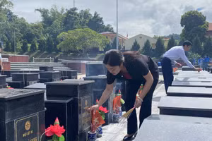Lãnh đạo tỉnh Thái Nguyên thắp hương, viếng các phần mộ liệt sĩ chưa xác định được thông tin tại Nghĩa trang liệt sĩ Bắc Kạn, xã Phủ Thông. (Ảnh: THANH TUYỀN)