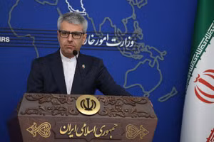 Người phát ngôn Bộ Ngoại giao Iran Esmaeil Baghaei trong cuộc họp báo tuần tại Tehran, ngày 23/2/2026. (Ảnh: THX/TTXVN)