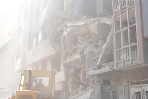 Bức ảnh chụp ngày 13/6/2025 cho thấy các toà nhà bị hư hại trong các cuộc không kích của Israel tại Tehran, Iran. (Ảnh: Tân Hoa Xã)