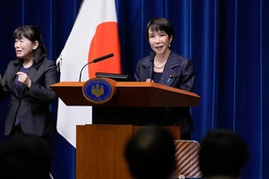 Thủ tướng Nhật Bản Takaichi Sanae phát biểu tại một cuộc họp báo ở thủ đô Tokyo. (Ảnh: THX/TTXVN)
