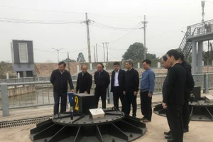 Đoàn công tác của Bộ Nông nghiệp và Môi trường kiểm tra lấy nước tại trạm bơm Phù Sa, thành phố Hà Nội.
