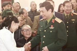 Cử tri vui đón Đại tướng Phan Văn Giang tại hội nghị. (Ảnh: DUY ĐỨC).