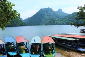 Bến xuồng sẵn sàng đón du khách tại hồ Ba Bể. (Ảnh: TUẤN SƠN)