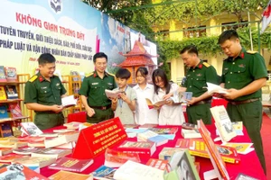 Cán bộ Bộ Chỉ huy Quân sự tỉnh Thái Nguyên phổ biến giáo dục pháp luật cho học sinh xã Phú Lương. (Ảnh: DUY ĐỨC).