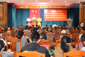 Quang cảnh buổi thăm, tặng quà.