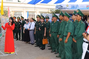 Các đại biểu nghe thuyết minh tại triển lãm.