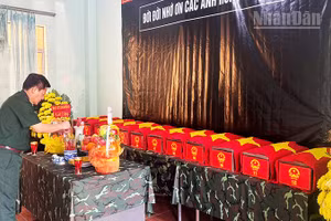 Chăm sóc hương khói cho các anh hùng liệt sĩ theo nghi thức quân đội.