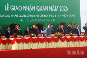 Các đại biểu thực hiện nghi thức chào cờ.