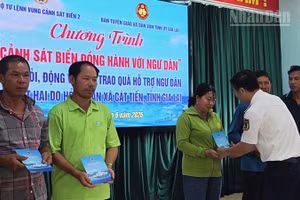 Bộ Tư lệnh Vùng Cảnh sát biển 2 trao suất quà cho các gia đình có tàu cá bị cháy.